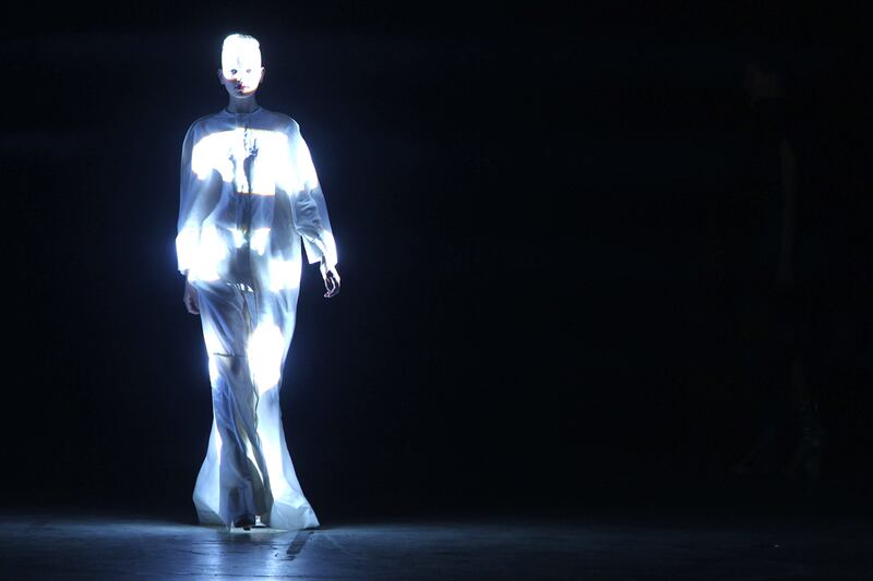 galleries/2011/09/30/paris-fashion-week-spring-summer-2012-photos/paris-fashion-owens_rb3oqw