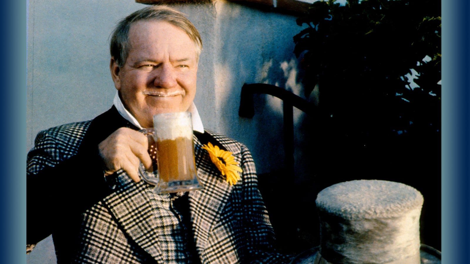 articles/2016/06/21/how-w-c-fields-helped-end-prohibition/160620-rothbaum-wc-fields-drinker-tease_jhjjea