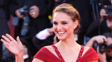 cheats/2010/11/13/natalie-portman-shopping-bawdy-comedy/natalie-portman_fsalur