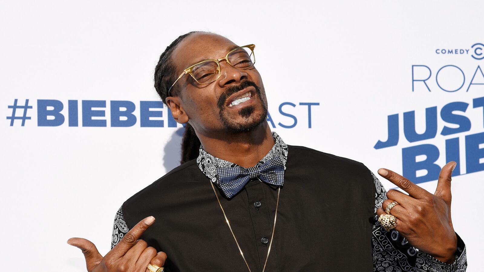 cheats/2016/08/06/42-injured-at-snoop-dogg-concert/160706-snoop-dogg-clinton-cheat_mb46of