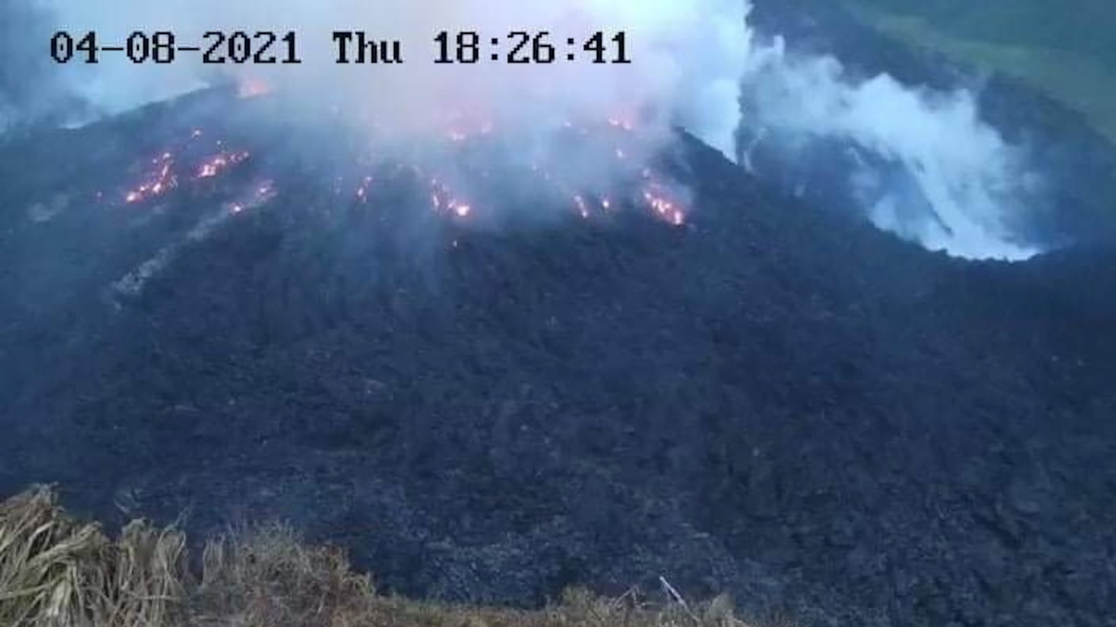 2021-04-09T013702Z_324562848_RC21SM9N9NMC_RTRMADP_3_CARIBBEAN-VOLCANO_ubfngp