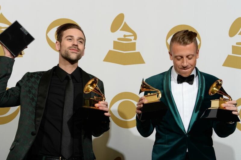 articles/2014/01/27/macklemore-apologizes-over-grammy-win-quentin-tarantino-sues-gawker/macklemore-apology_m8y0dn