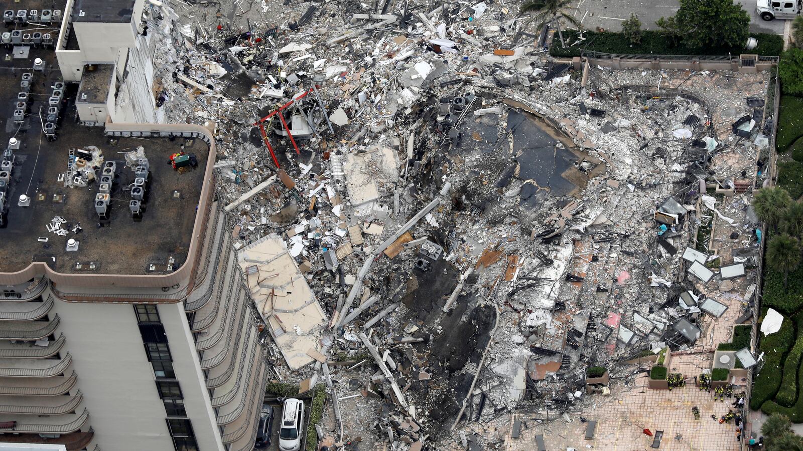 2021-07-01T100048Z_1953098919_RC2MBO9OYIVX_RTRMADP_3_MIAMI-BUILDING-DESANTIS_szdobx