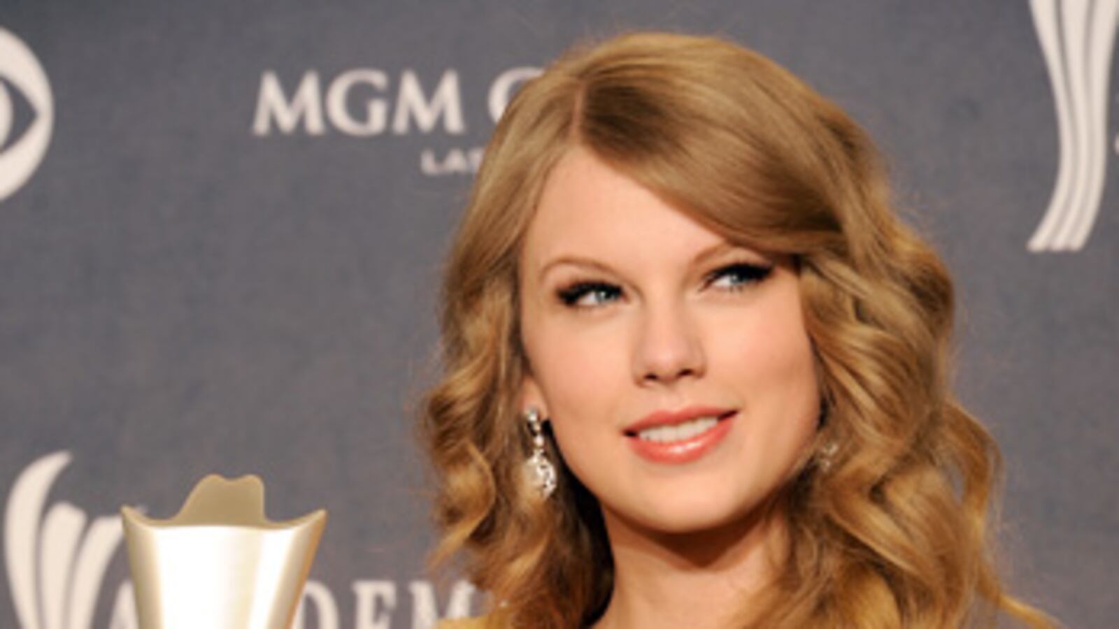 cheats/2011/04/04/julianne-hough-martin-mcbride-miranda-lambert-taylor-swift-more-cmas/taylor-swift-cma-awards_aof7cl