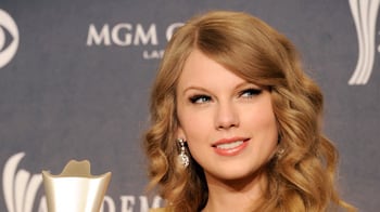 cheats/2011/04/04/julianne-hough-martin-mcbride-miranda-lambert-taylor-swift-more-cmas/taylor-swift-cma-awards_aof7cl