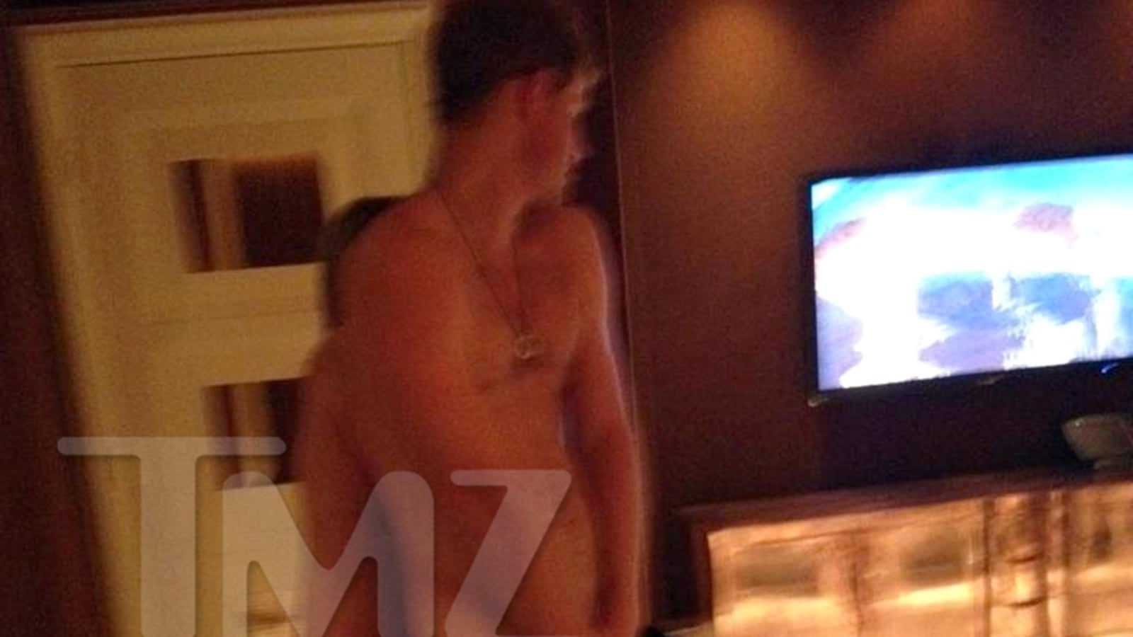 articles/2012/08/22/naked-prince-harry-photos-shock/prince-harry-naked-vegas-sykes-tease_qpwinz