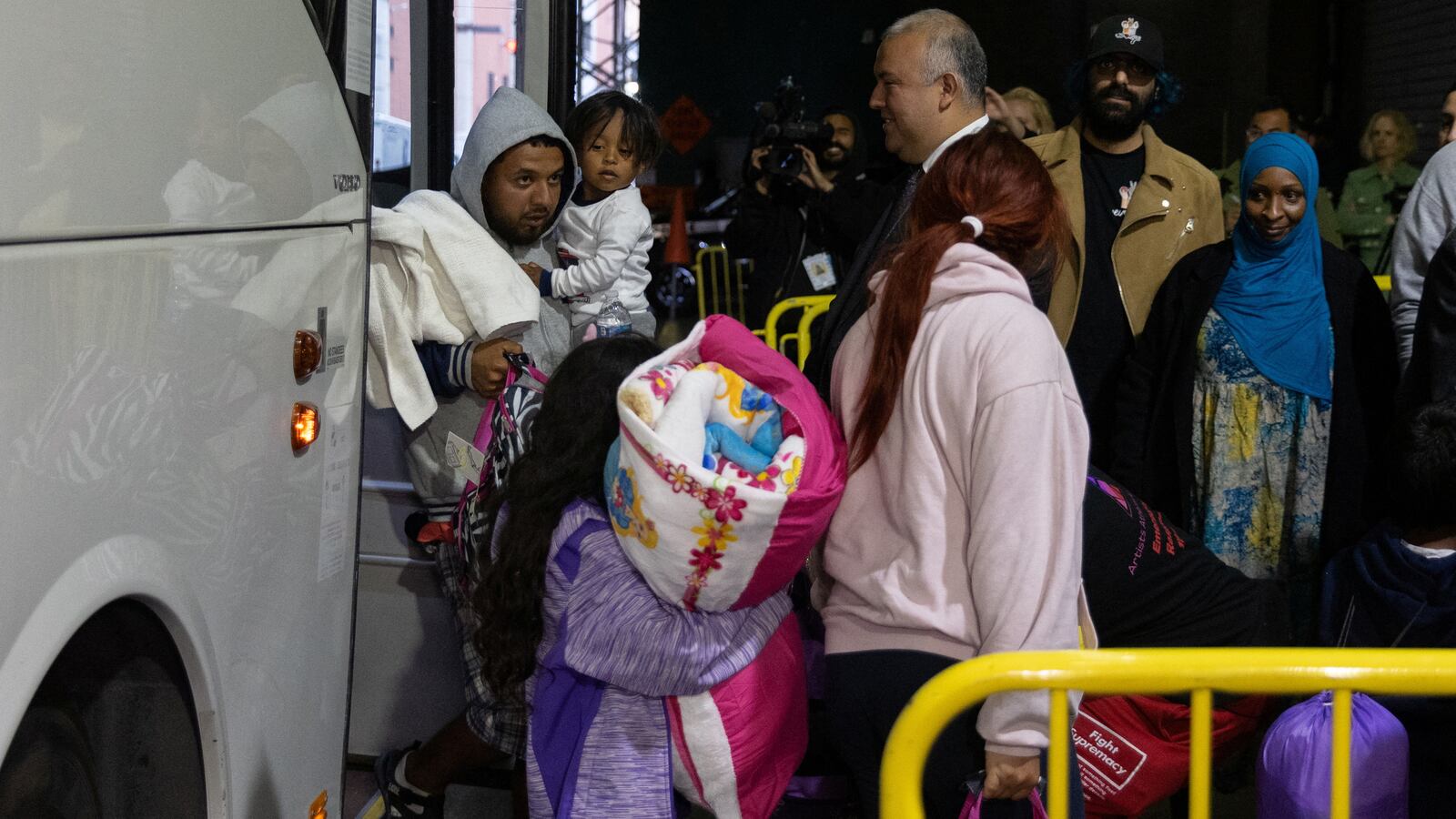 2023-05-03T125553Z_362084535_RC2ZQ0A8BQ7K_RTRMADP_3_USA-IMMIGRATION-NEW-YORK_1_tw8g2l