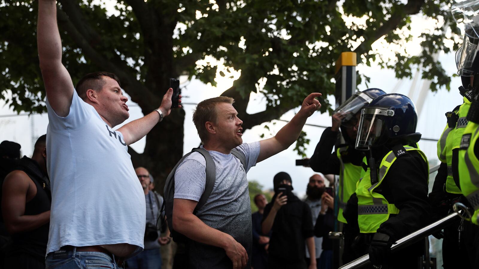 2020-06-13T181103Z_1120590525_RC2I8H9C9NGT_RTRMADP_3_MINNEAPOLIS-POLICE-PROTESTS-BRITAIN_zhgdas