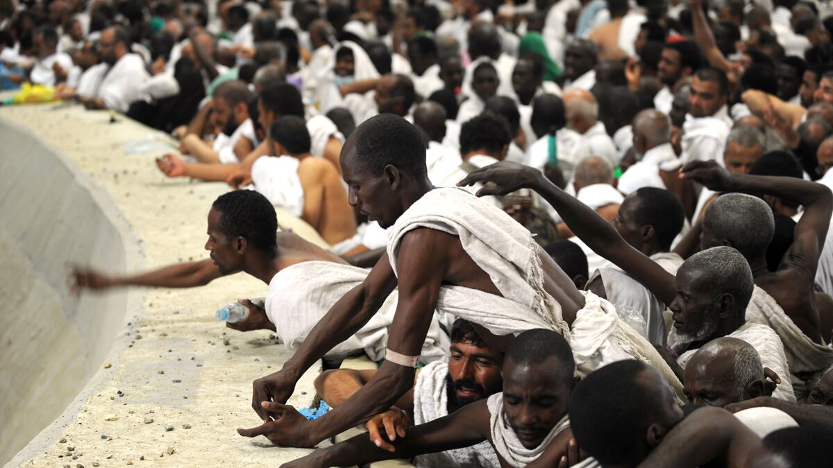 cheats/2011/11/06/muslims-wrap-up-hajj/haj-eid-throwing-stones-devil-cs_deufnn