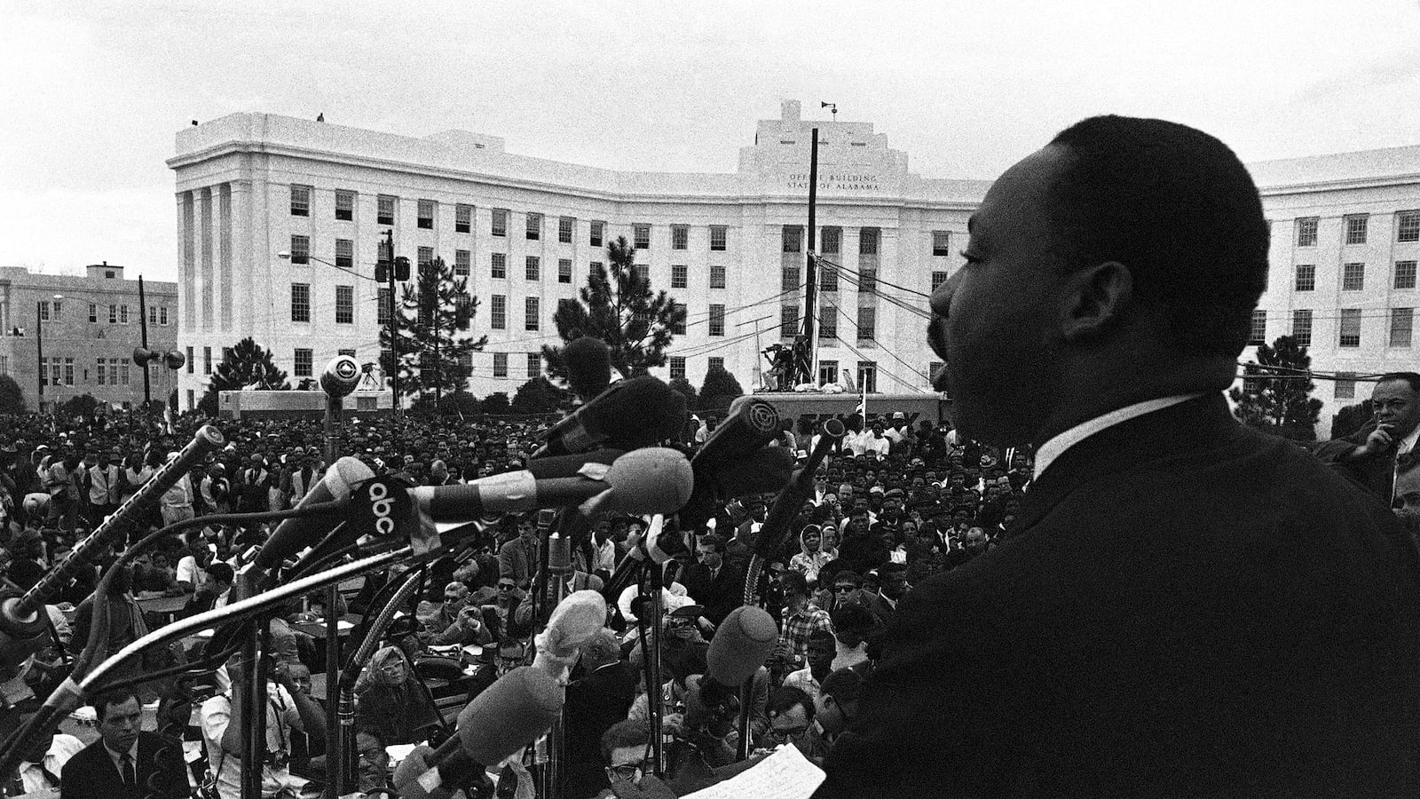 articles/2015/06/21/breslin-s-up-close-encounter-with-roof-s-racism-in-1965/150620-breslin-montgomery-tease_mzmgvs