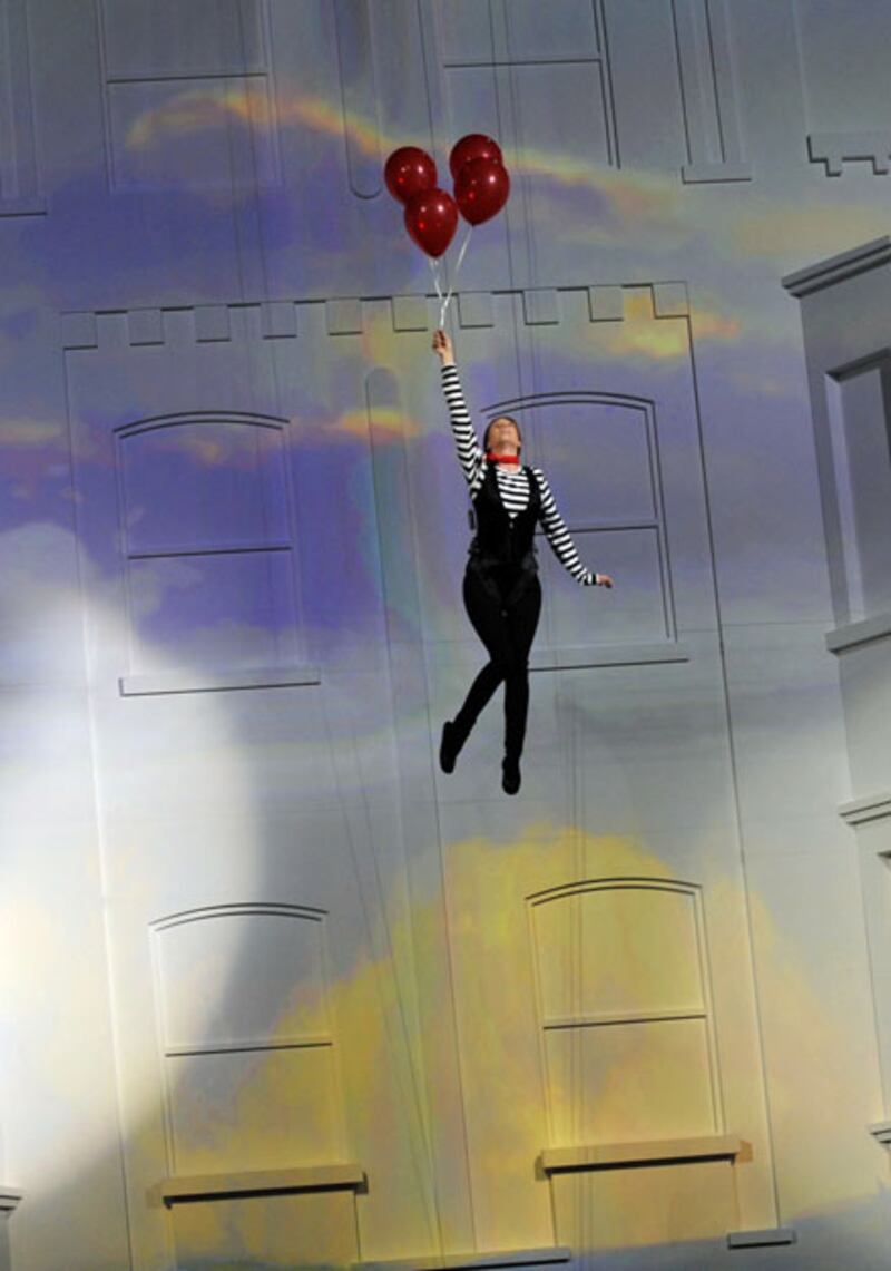 galleries/2009/11/19/victoria-s-secret-fashion-show-2009/victorias-secret-ballon_gr1rqn