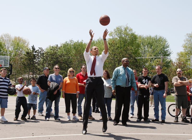 U.S. Democratic presidential candidate Senator Barack Obama (D-IL) plays basketball during an impromptu stop at Riverview Elementary School in Elkhart, Indiana, May 4, 2008. The Indiana Presidential Primary will be held on May 6.    REUTERS/Jason Reed   (UNITED STATES)     US PRESIDENTIAL ELECTION CAMPAIGN 2008     (USA)