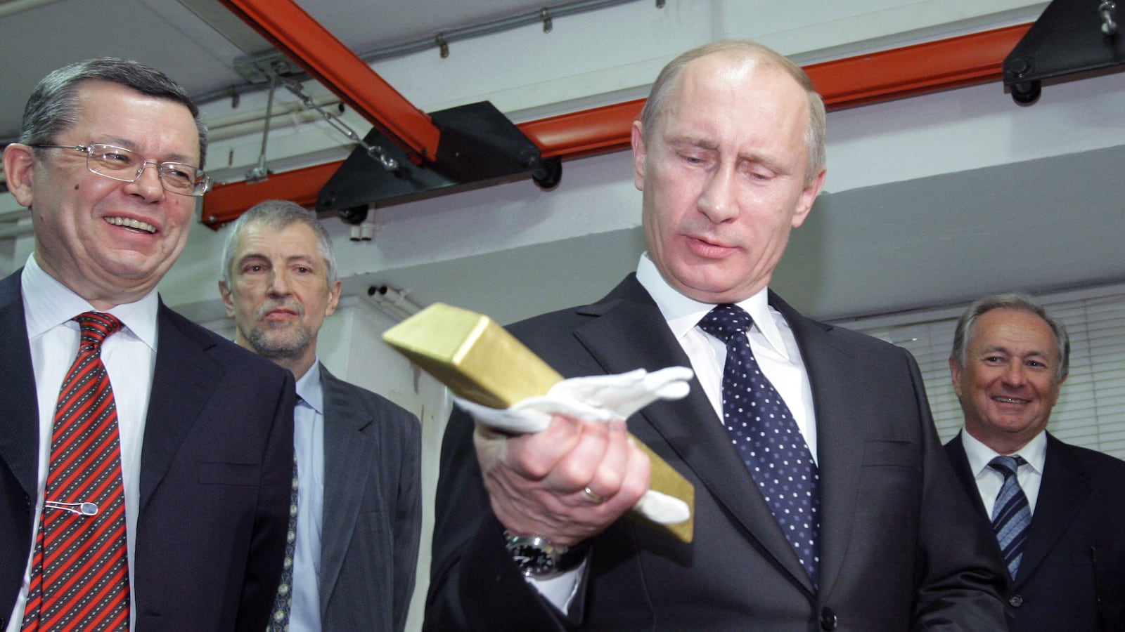 articles/2014/03/20/did-russia-just-dump-a-huge-amount-of-u-s-government-bonds/140319-gross-bonds-tease_ftlupc