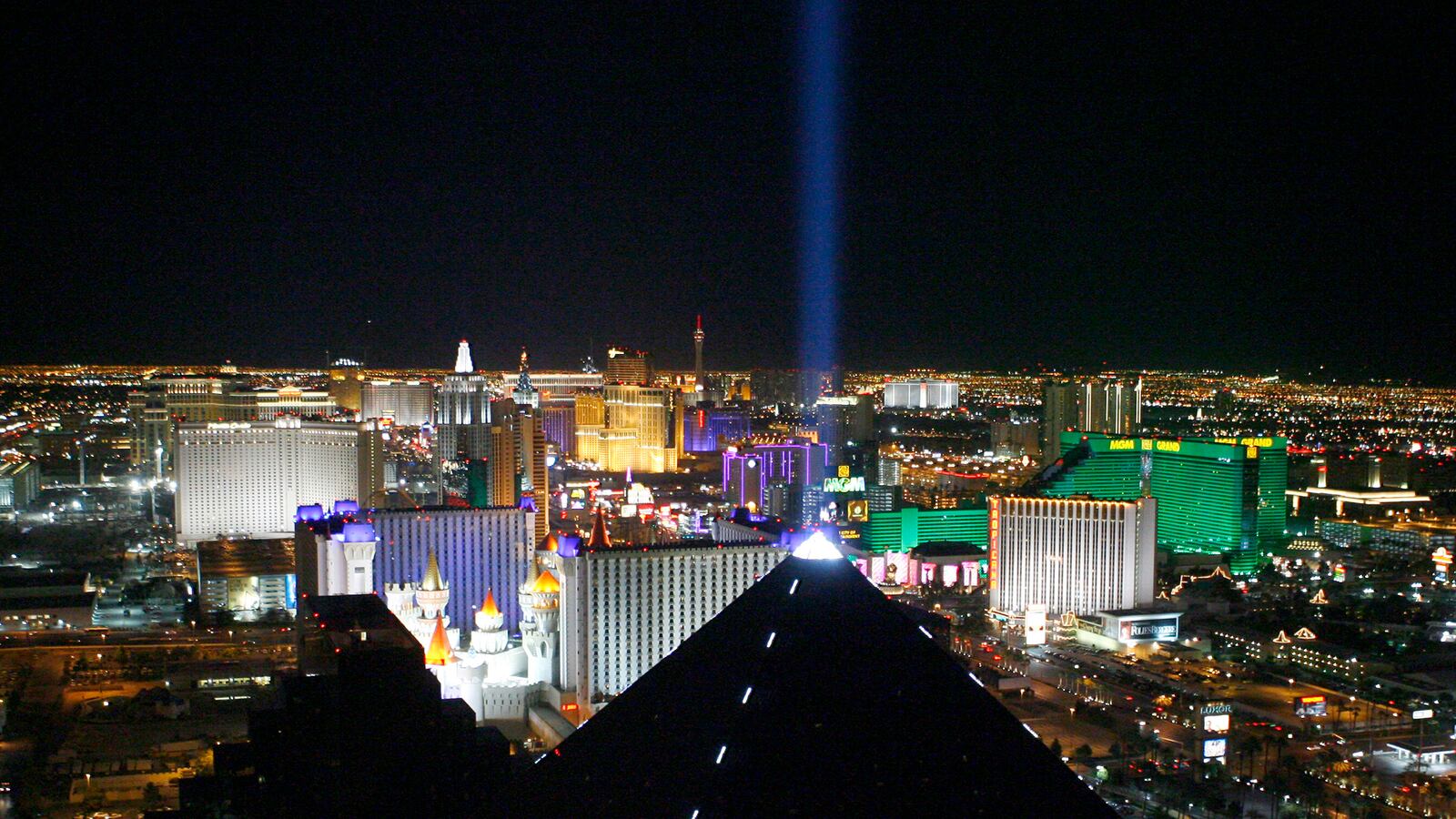 articles/2013/08/03/sex-and-violence-in-sin-city/130803-las-vegas-tease_hqiox6