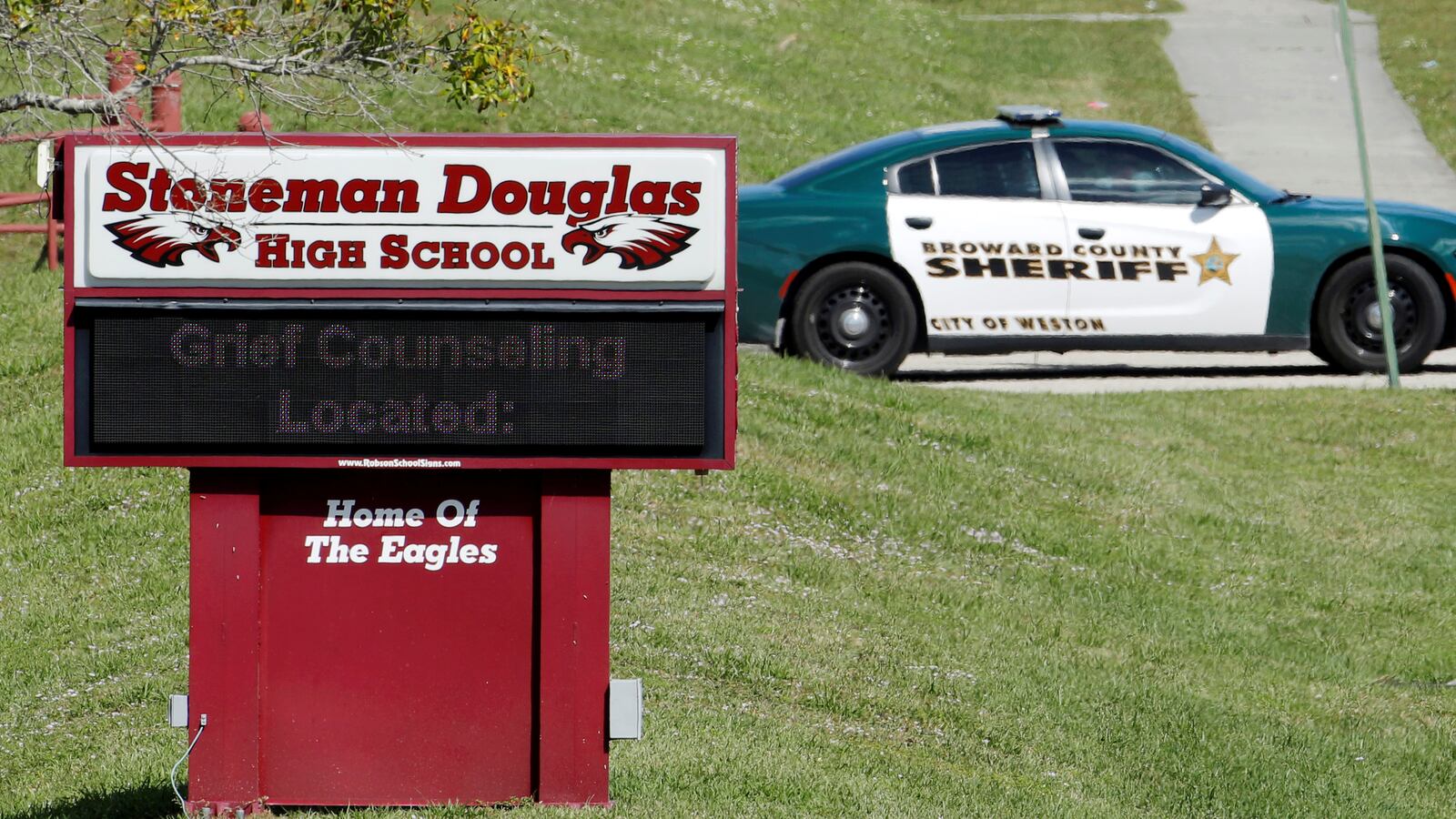 2018-02-15T000000Z_1572940133_RC1579CE17B0_RTRMADP_3_FLORIDA-SHOOTING_yd5xoi