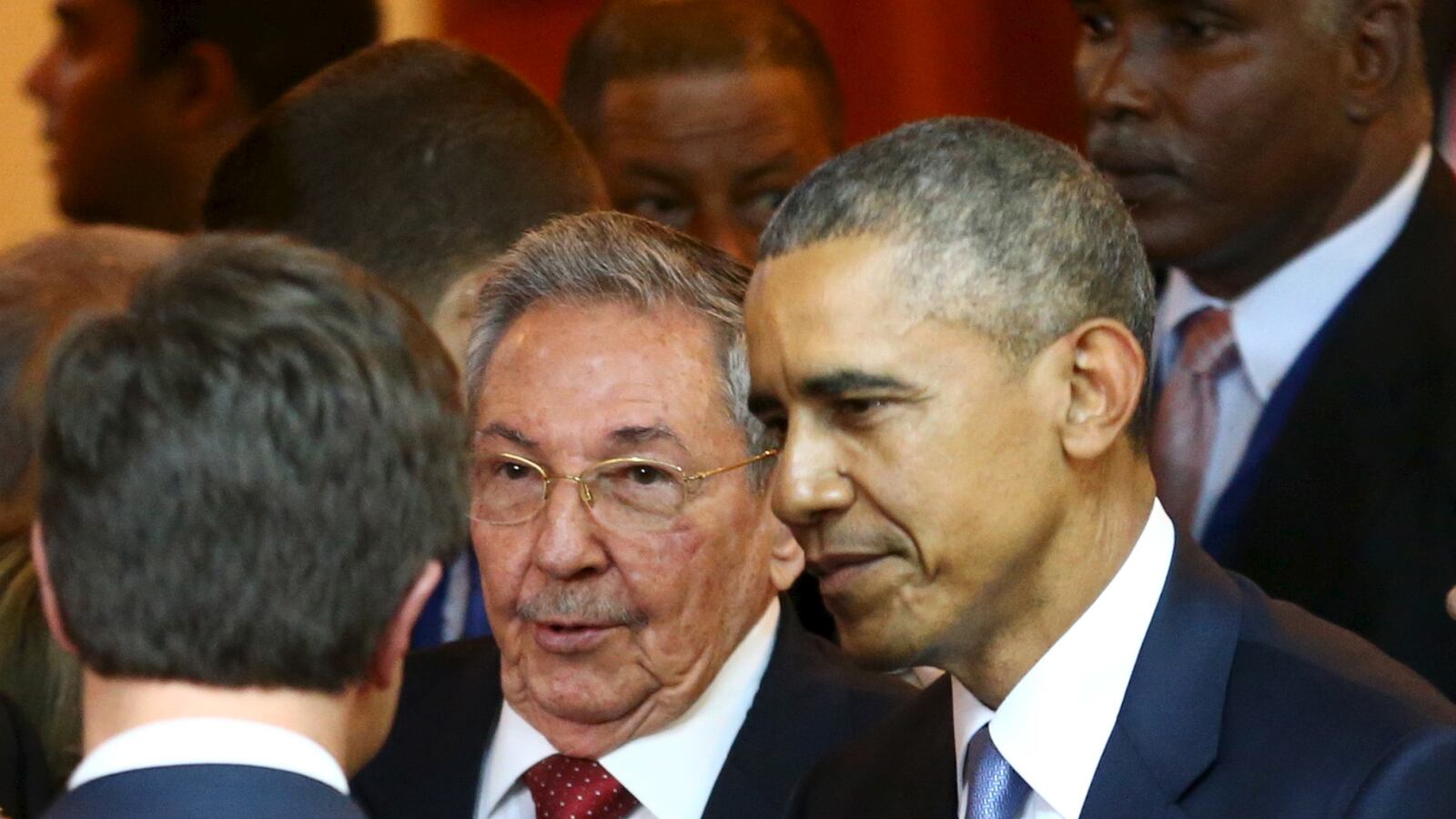 cheats/2015/04/11/obama-raul-castro-shake-hands-at-summit/150411-obama-castro-cheat_yunus9