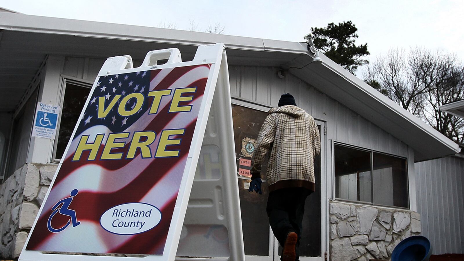 articles/2012/01/21/south-carolina-primary-gingrich-surges-to-threaten-romney-s-frontrunner-status/south-carolina-primary-begins-murphy_j4ntp7