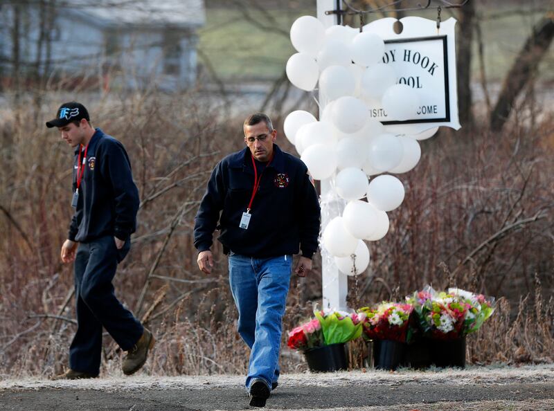 galleries/2012/12/15/newtown-ct-grieves-day-after-mass-shooting-photos/newtown-shooting-3_kfar9u