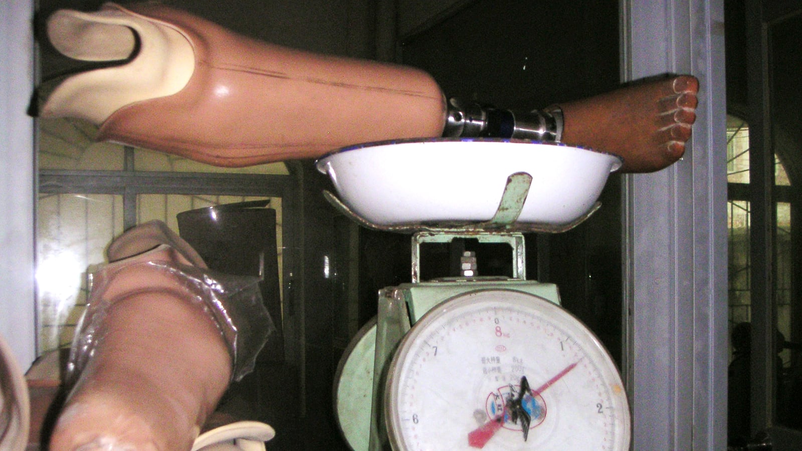 articles/2016/01/17/so-you-wanna-buy-a-fake-leg/160116-moss-fake-leg-tease_ferjaf