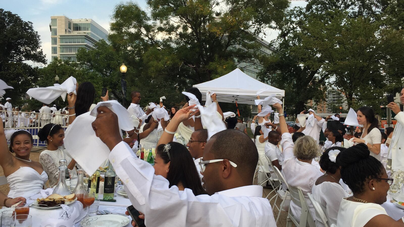 articles/2015/08/31/d-c-s-snobbery-free-diner-en-blanc-showed-washington-at-its-partying-best/150830-harris-diner-blanc-tease_xkqcps