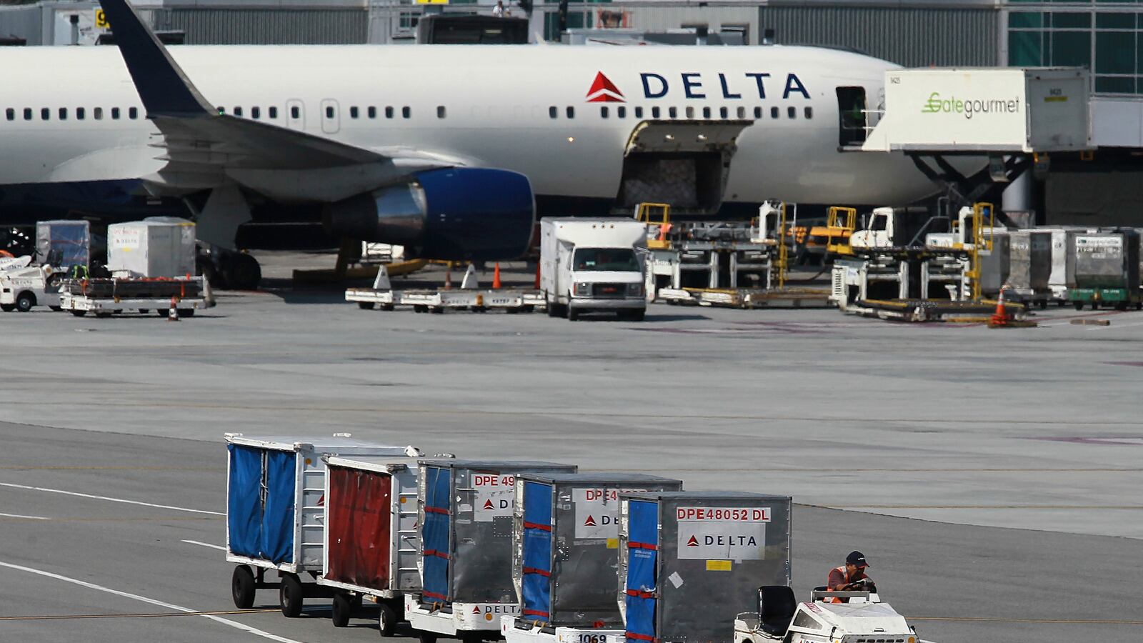 cheats/2014/12/23/baggage-handler-accused-of-gun-running/141223-delta-gun-trafficking-cheat_uudtfu