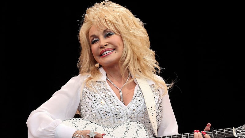 FILE PHOTO: American country music star Dolly Parton performs on the Pyramid Stage at Worthy Farm in Somerset, during the Glastonbury Festival June 29, 2014. REUTERS/Cathal McNaughton (BRITAIN - Tags: ENTERTAINMENT SOCIETY TPX IMAGES OF THE DAY)/File Photo