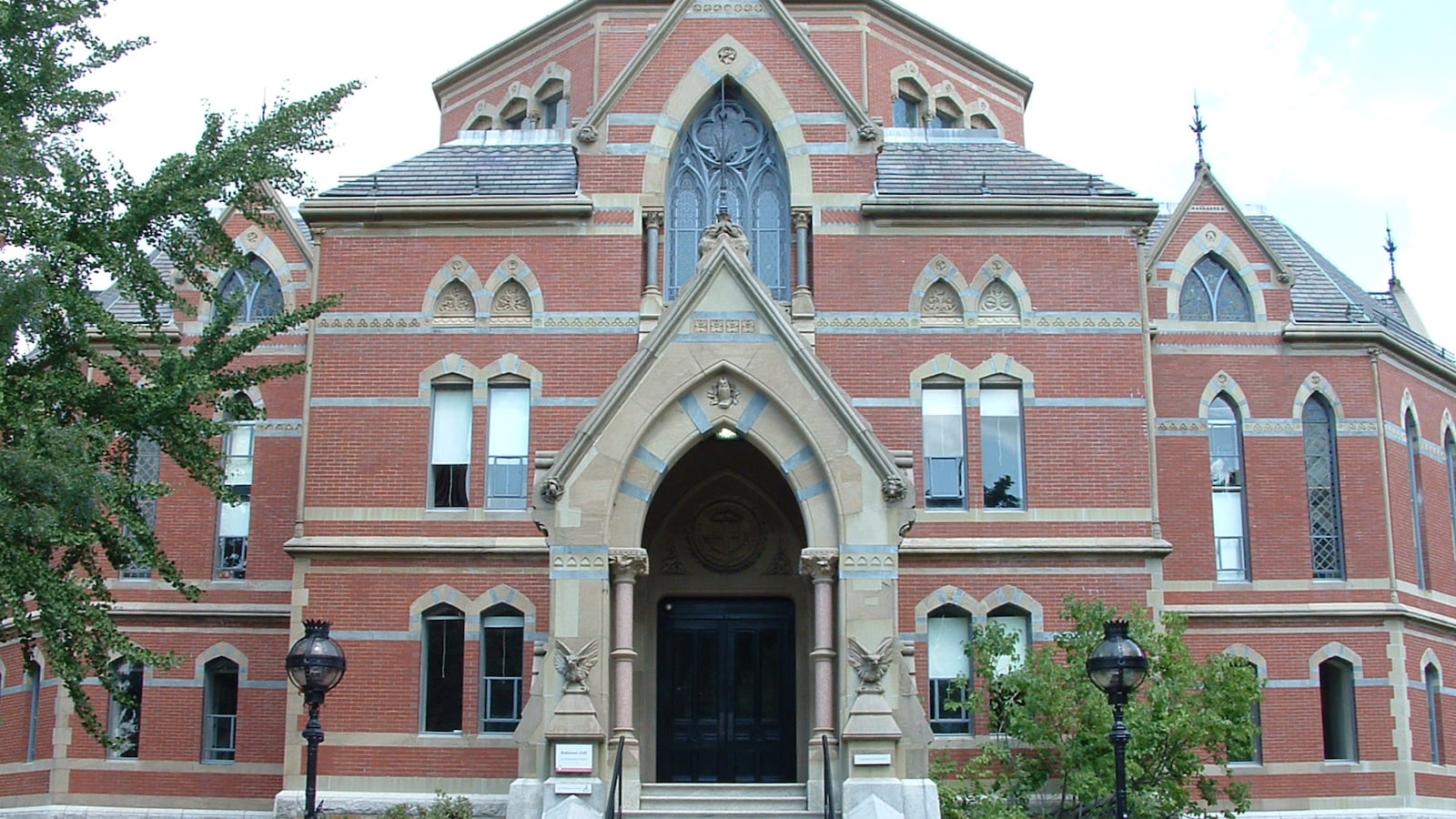 BrownUniversity-RobinsonHall_1_v31utq