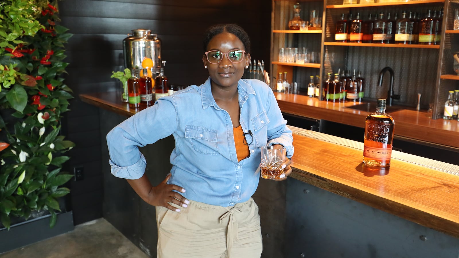Whiskey_Blender_Eboni_Major_Raises_a_Glass_to_the_Opening_of_the_New_Bulleit_Distilling_Co._Visitor_Experience_copy_jwj2ys