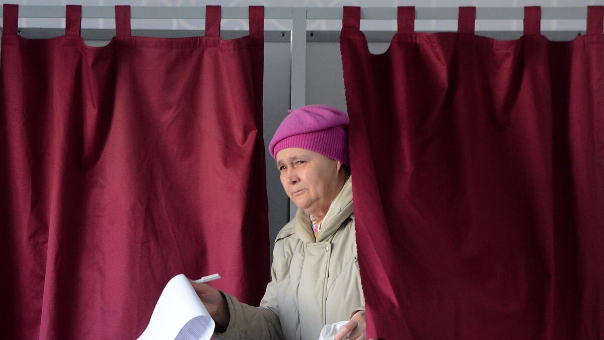 cheats/2012/10/14/russia-holds-gubernatorial-votes/russia-governor-election-cheat_ksfkm8