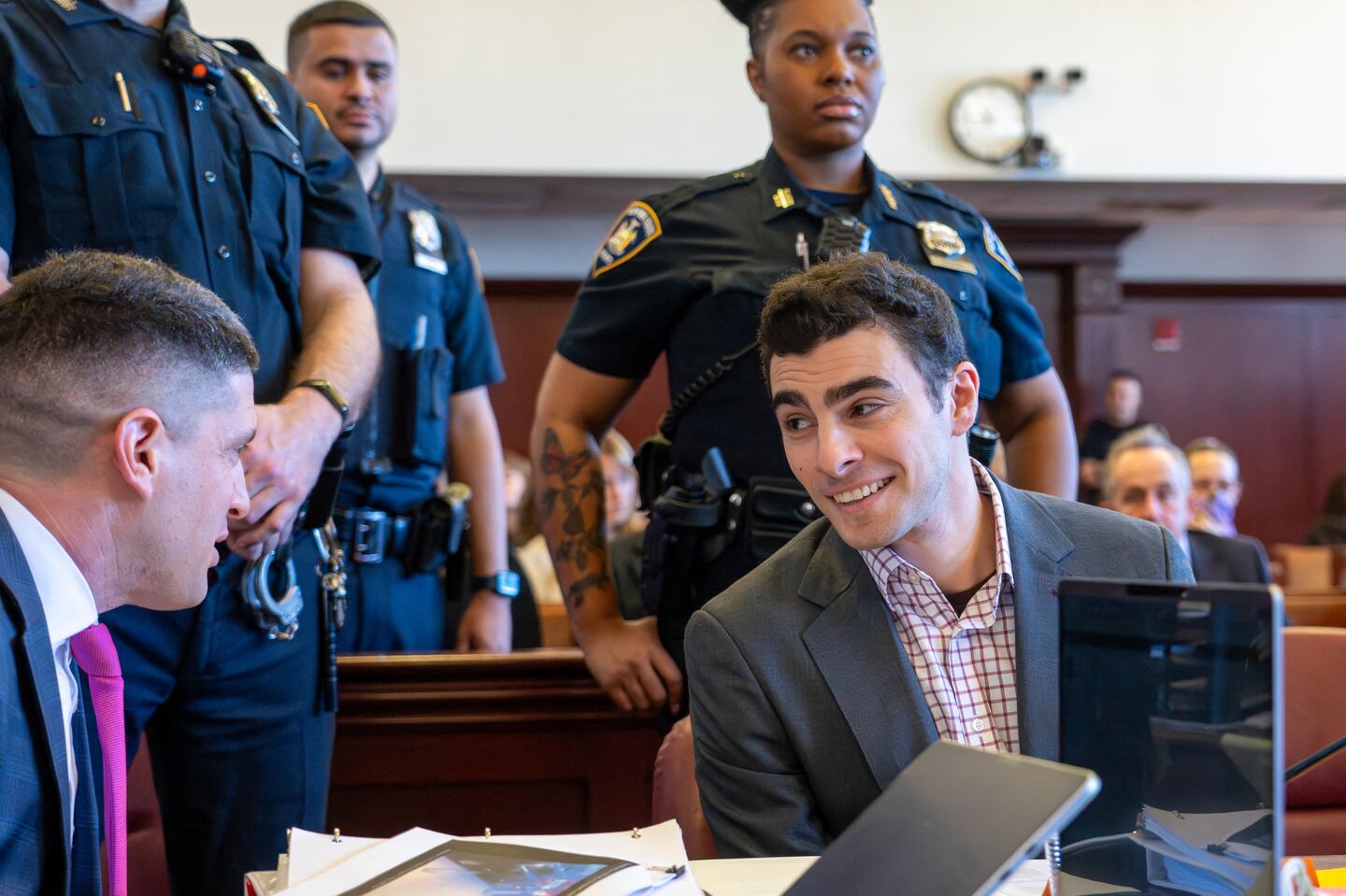 Smiling Luigi Mangione Scopes Out Fans in Wild Courtroom Scene The(01)