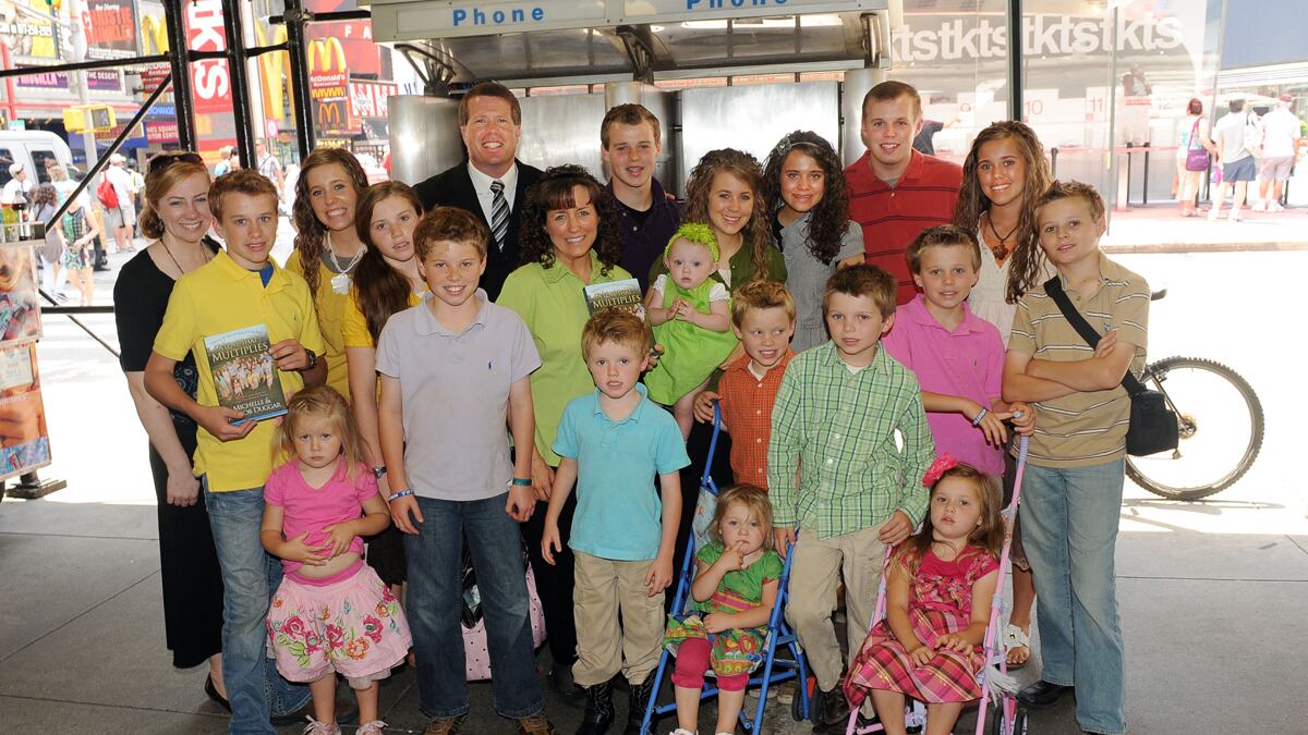 cheats/2011/12/28/michelle-duggar-records-memorial-message-for-miscarried-baby/duggar-family-fernandez_mbawos