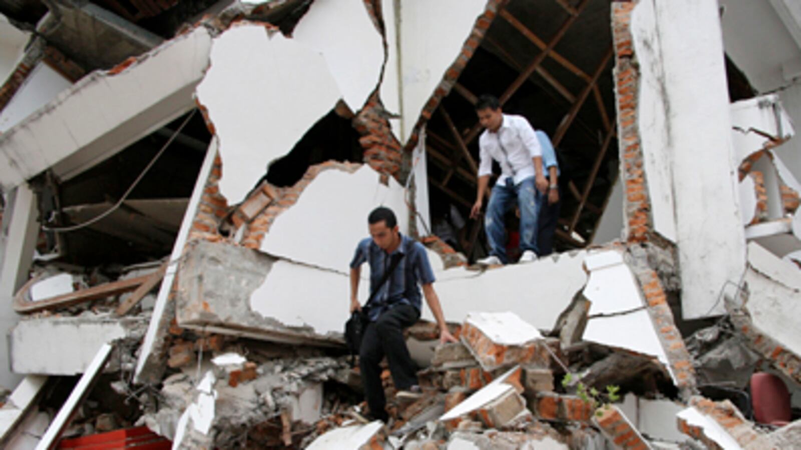 cheats/2009/09/30/second-earthquake-hits-indonesia/indonesia-earthquake_yix8dm