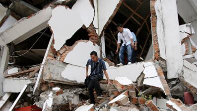 cheats/2009/09/30/second-earthquake-hits-indonesia/indonesia-earthquake_yix8dm