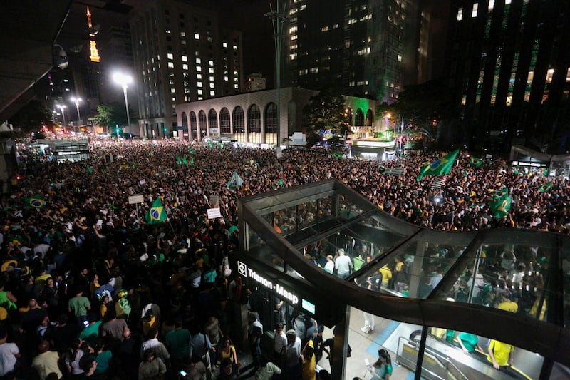 galleries/2016/03/17/massive-protests-rock-brazil-photos/160317-brazil-protest-05_x9lx2y