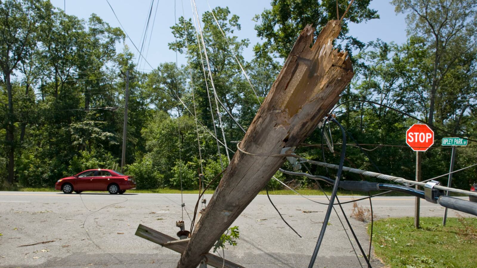 cheats/2012/07/03/power-restoration-begins-in-d-c/virginia-storms-power-down-cs_wbmbod