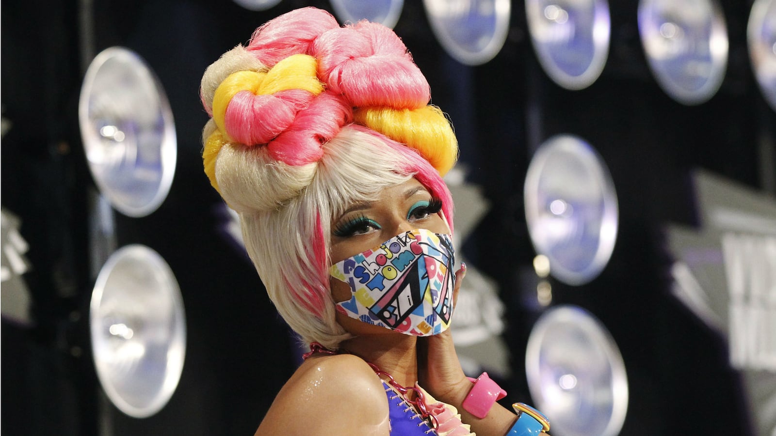 cheats/2014/11/11/minaj-sorry-for-evoking-nazism/141111-minaj-cheat_vzzvkc