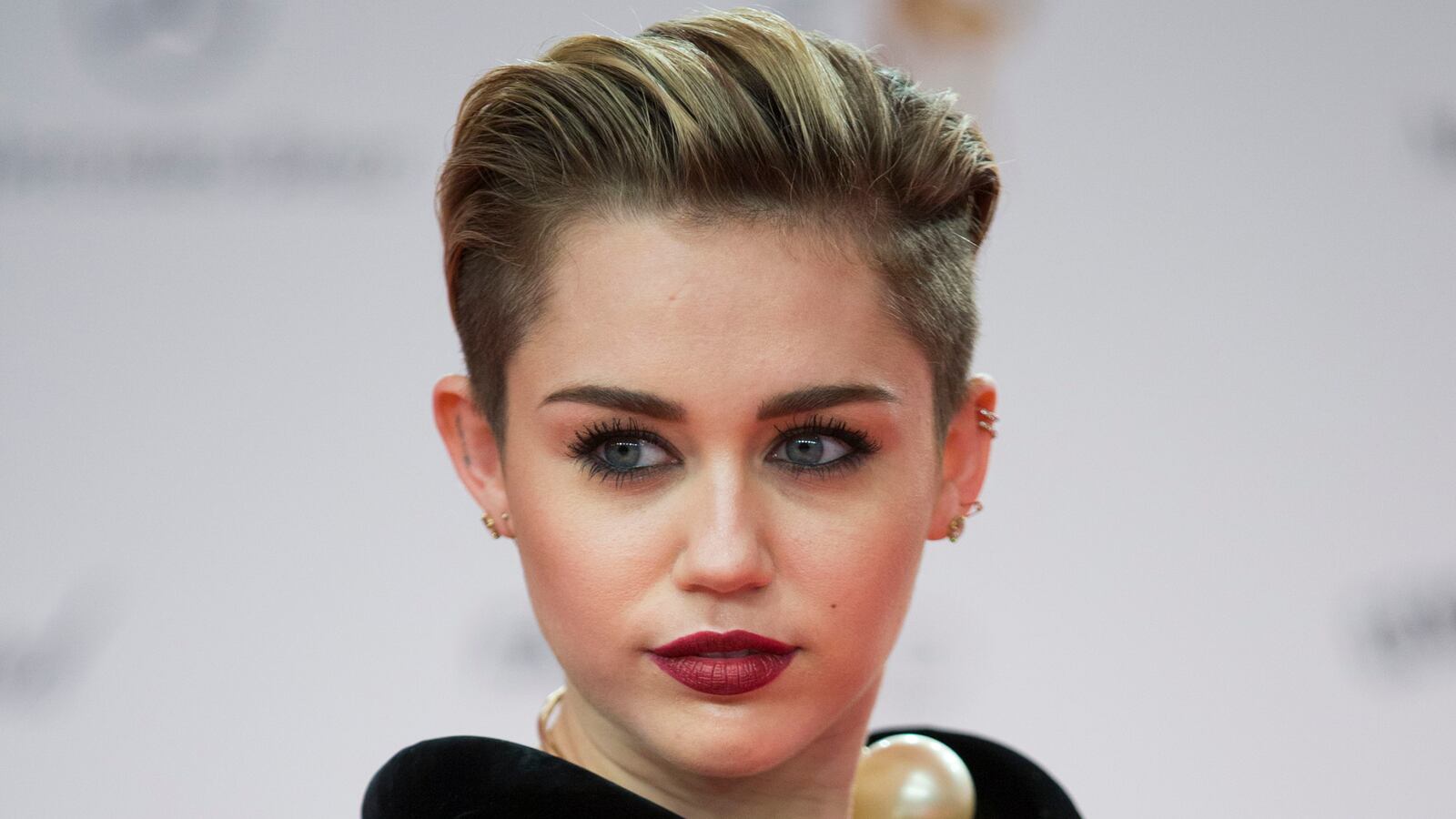 cheats/2013/11/24/report-miley-s-house-burglarized/131124-miley-cyrus-cheat_krbxse