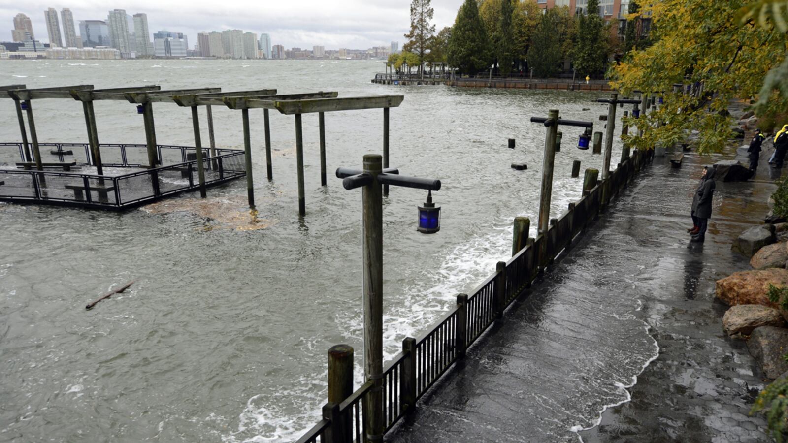 articles/2012/10/29/sandy-who-west-village-warriors-aren-t-worried/west-village-battery-park-sandy_tnwdm0