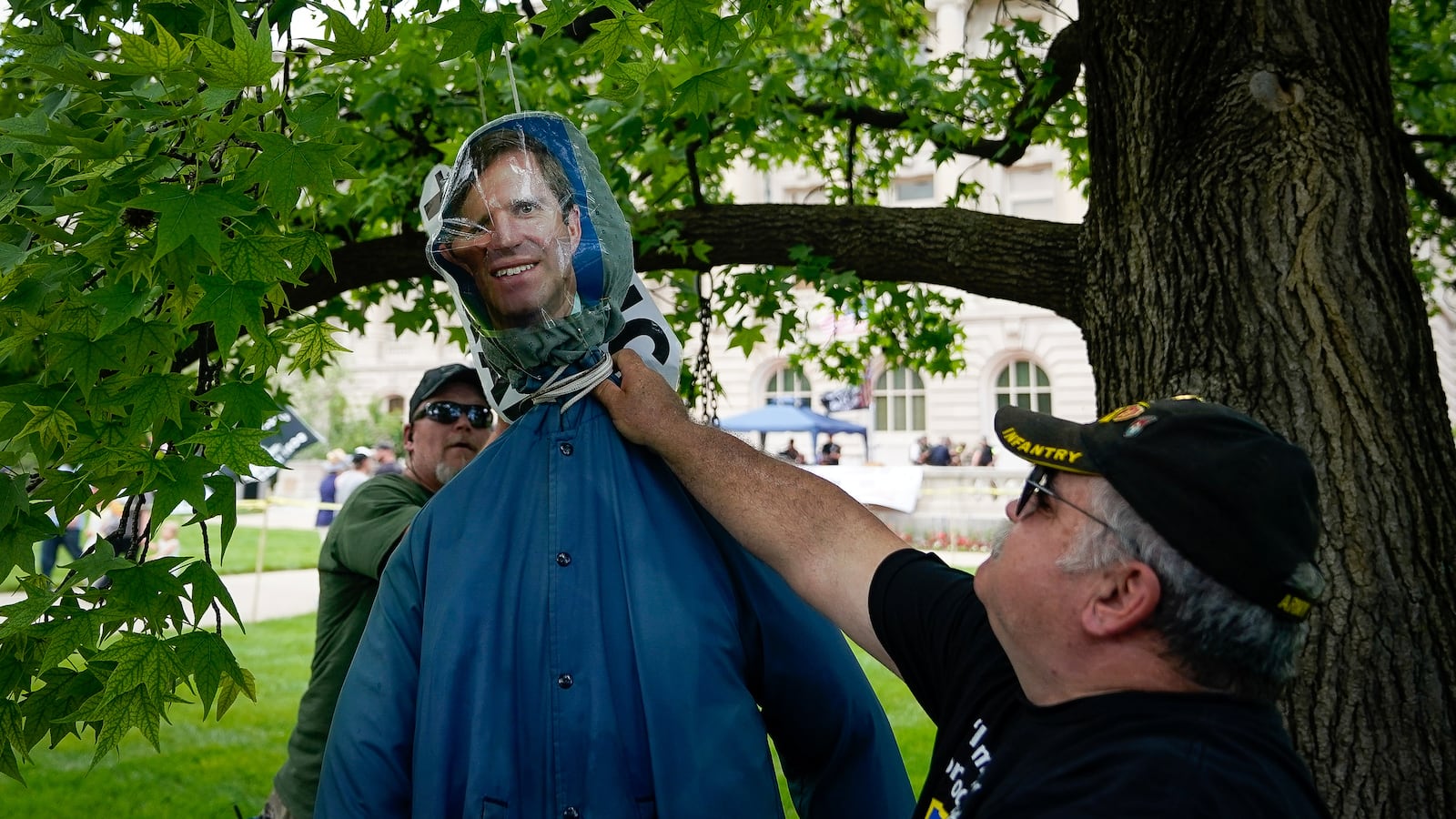 2020-05-24T211401Z_444759422_RC29VG93SQNU_RTRMADP_3_USA-GUNS_fg5hbl