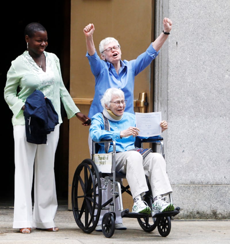 galleries/2011/07/24/new-york-gets-hitched/gay-wedding-new-york-2_ozemrp