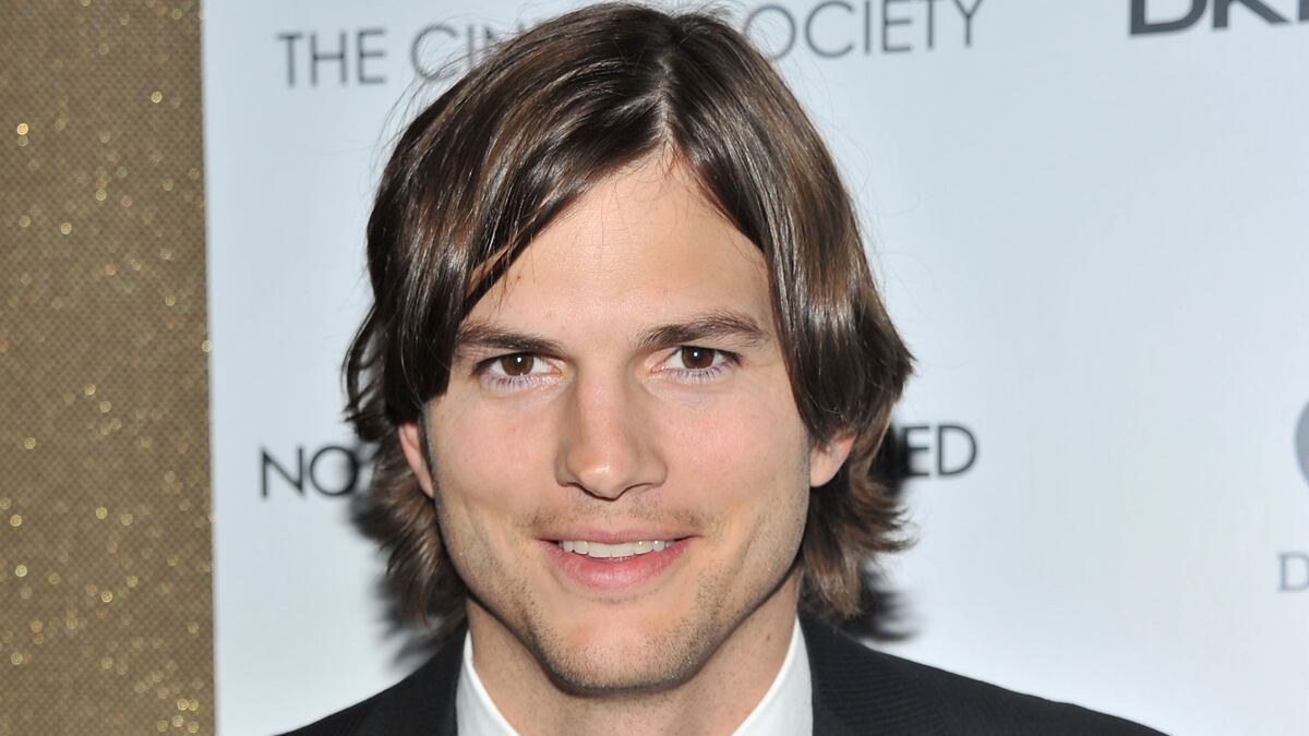 cheats/2012/04/02/kutcher-to-play-steve-jobs/ashton-kutcher-steve-jobs-cheat_wjw7jz