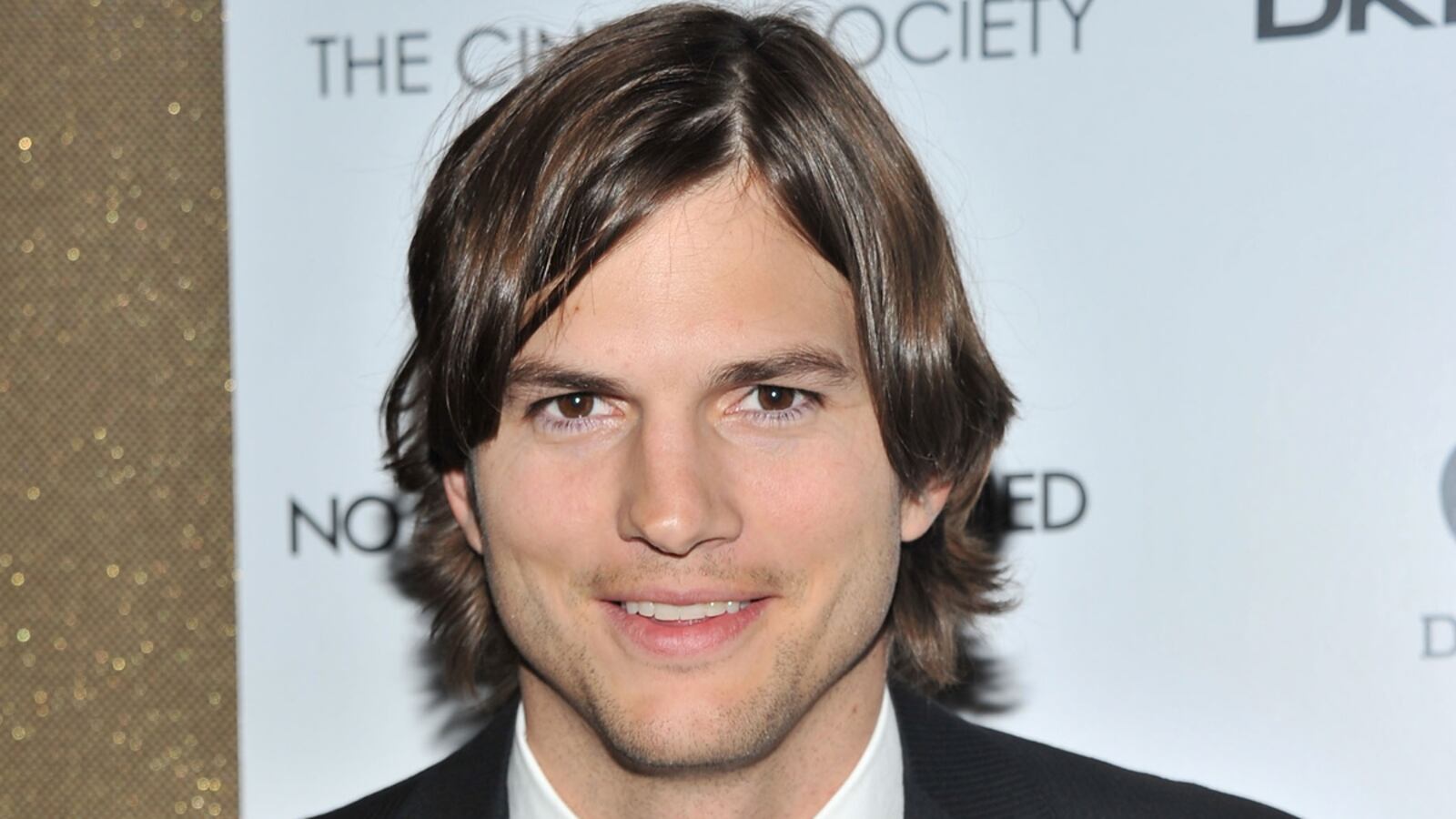cheats/2012/04/02/kutcher-to-play-steve-jobs/ashton-kutcher-steve-jobs-cheat_wjw7jz