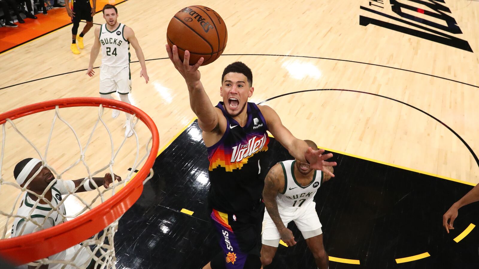 2021-07-18T051402Z_381302943_MT1USATODAY16419710_RTRMADP_3_NBA-FINALS-MILWAUKEE-BUCKS-AT-PHOENIX-SUNS_scrcux