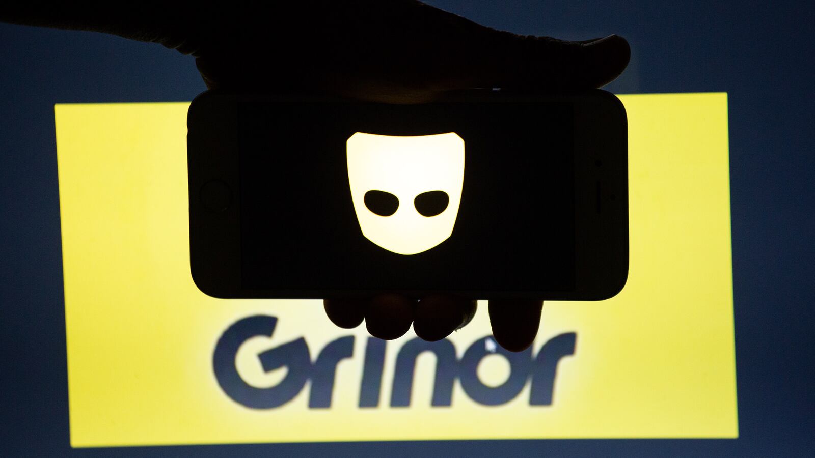 210809-fallon-grindr-tv-tease_moleuy