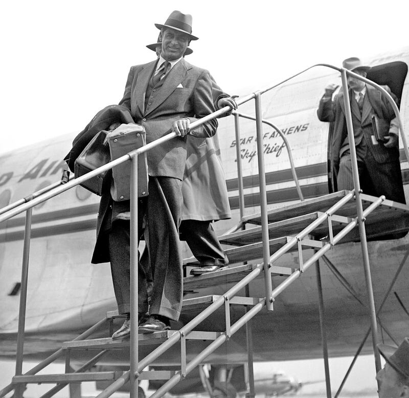 galleries/2013/08/10/classic-jet-set-jackie-o-liz-tayor-more-stars-in-the-air-photos/classic-jet-set-cary-grant_slhmr4