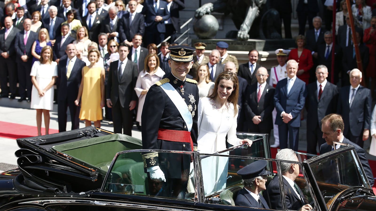 articles/2014/06/19/king-felipe-and-queen-letizia-kiss-as-they-formally-take-power-in-spain/450852408_g1pepr
