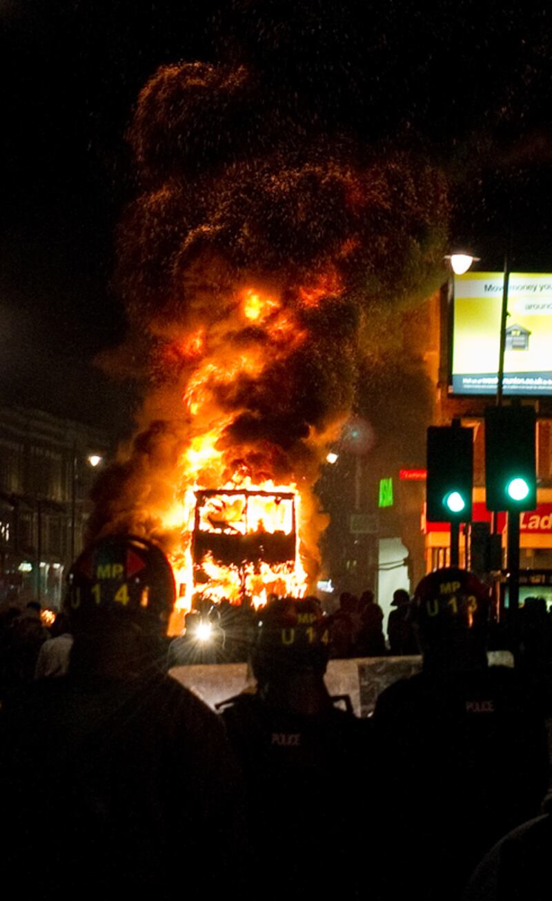 galleries/2011/08/09/photo-of-riots-across-london-and-united-kingdom/london-riots-double-decker_uckuuy