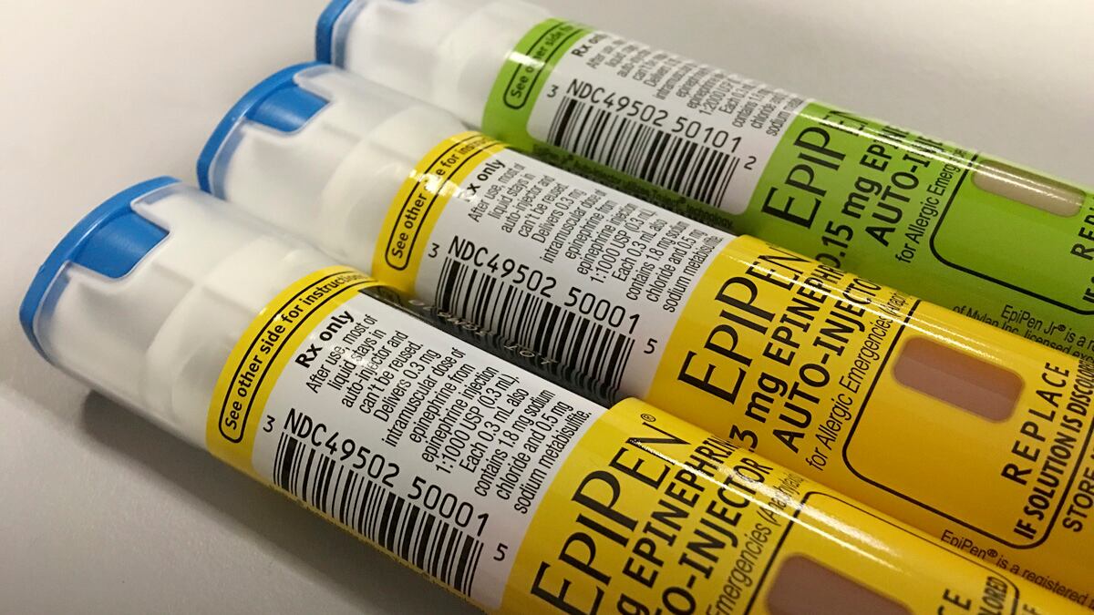 cheats/2016/08/25/mylan-cuts-cost-of-epipen-after-outrage/160825-epi-pen-cheat_gptbmk