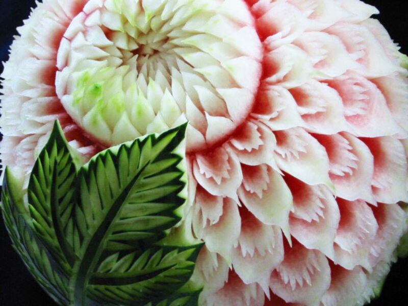 galleries/2012/07/08/9-amazing-watermelon-sculptures-photos/watermelon-carvings-6_zgn5qw