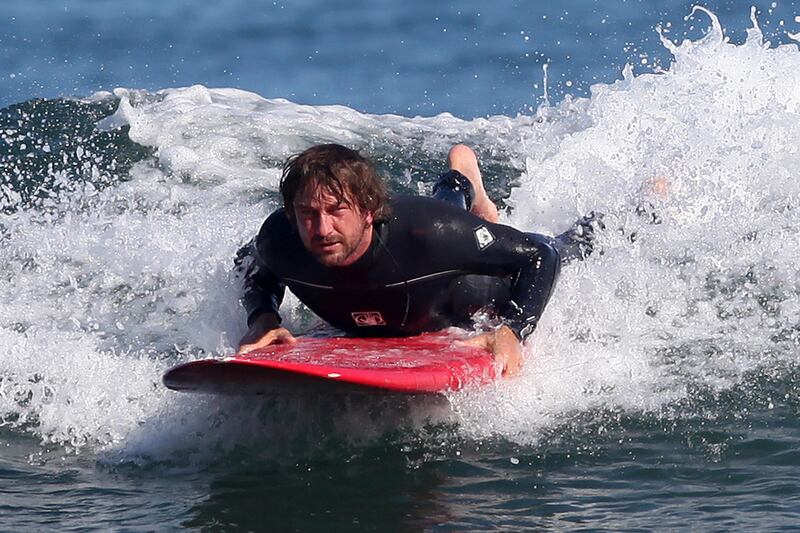 galleries/2011/08/23/surfing-with-the-stars/celebrity-surfing-gerard-butler_kzkmu6